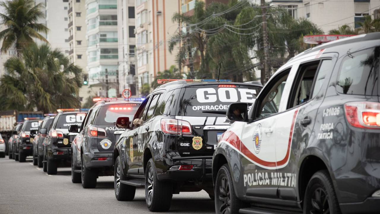 Policiais cumprem mandatos na Baixada Santista durante a operação Hereditas