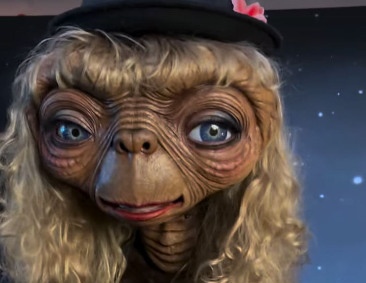 Heidi Klum surge de E.T. de Spielberg em sua festa de Halloween