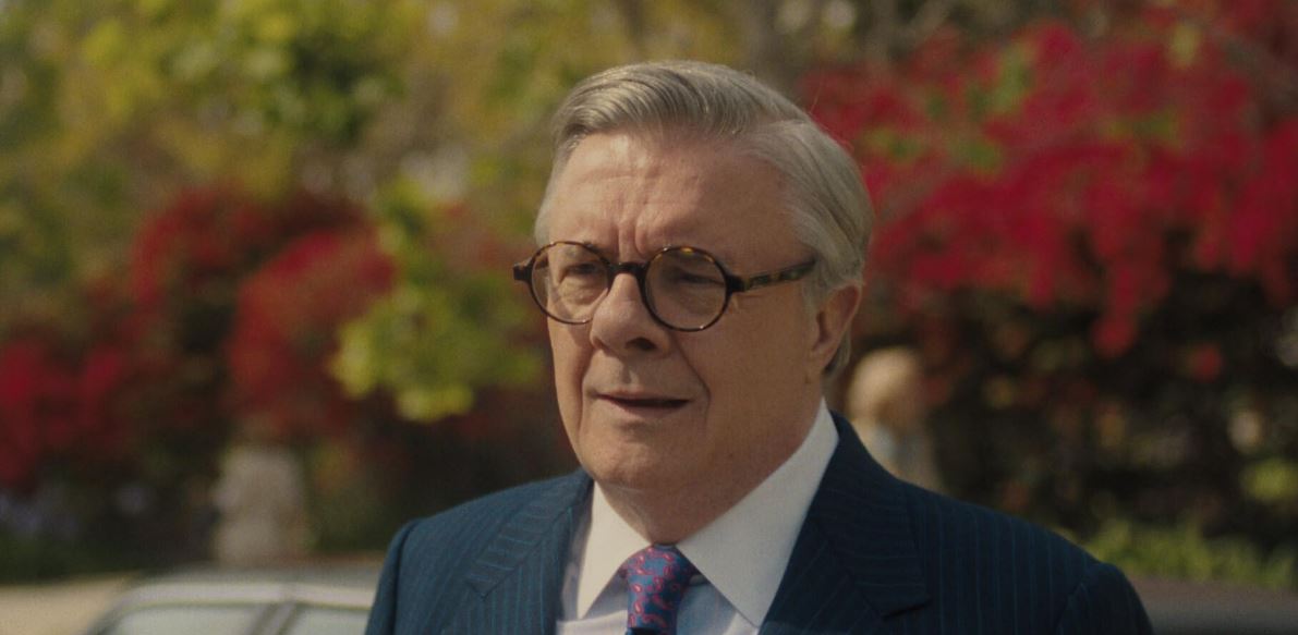 Nathan Lane como o personagem Dominick Dunne na minissérie 'Monstros - Irmãos Menendez'