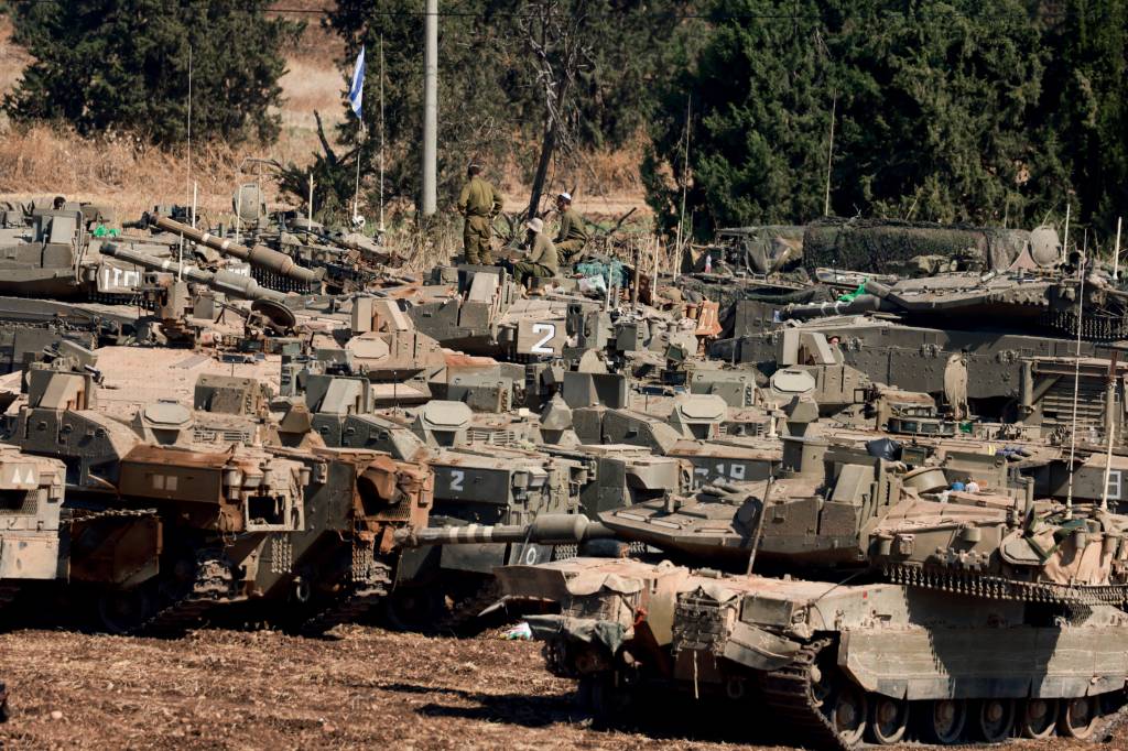 ISRAEL-LEBANON-PALESTINIAN-CONFLICT POR TERRA - Tanques na fronteira com o Líbano: combate direto com o inimigo