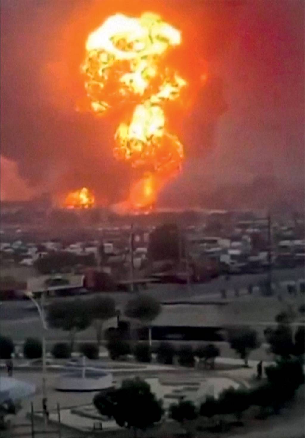 YEMEN-ISRAEL-PALESTINIAN-LEBANON-CONFLICT SEM LIMITE - Incêndio em área controlada pelos houthis no Iêmen: tática de ataques simultâneos