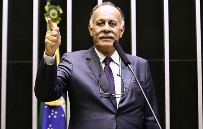 O deputado que quer legalizar topless nas praias do Rio de Janeiro