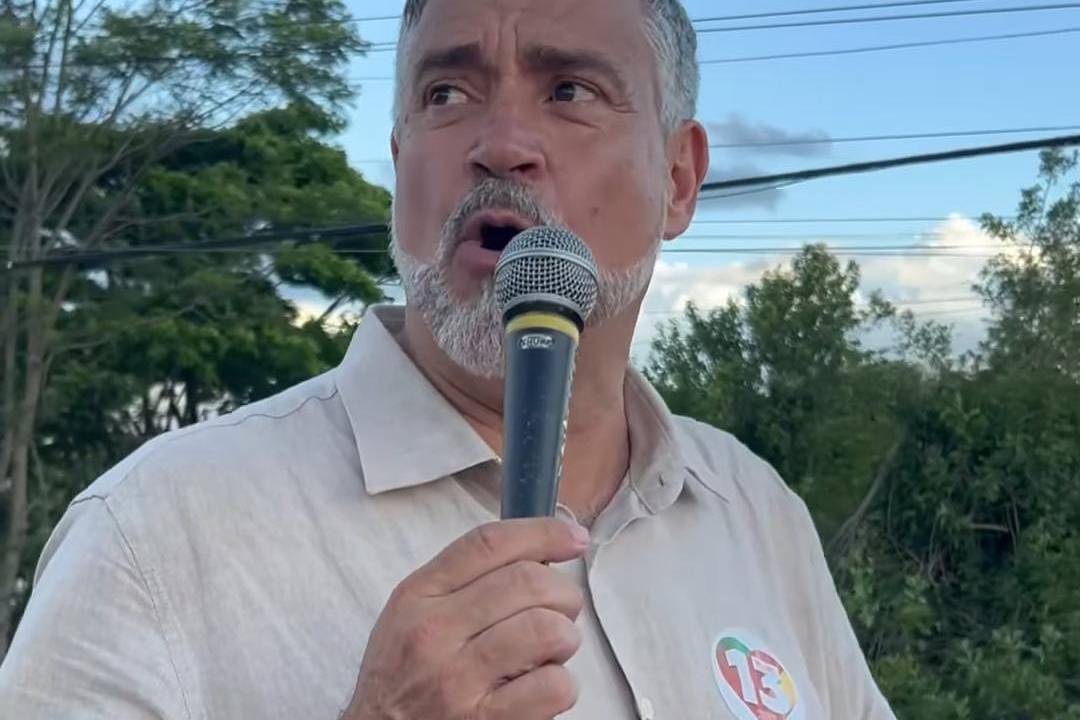 O ministro Paulo Pimenta, chefe da Secom do Palácio do Planalto, participa de ato de campanha em Santa Maria (RS) nesta quinta-feira