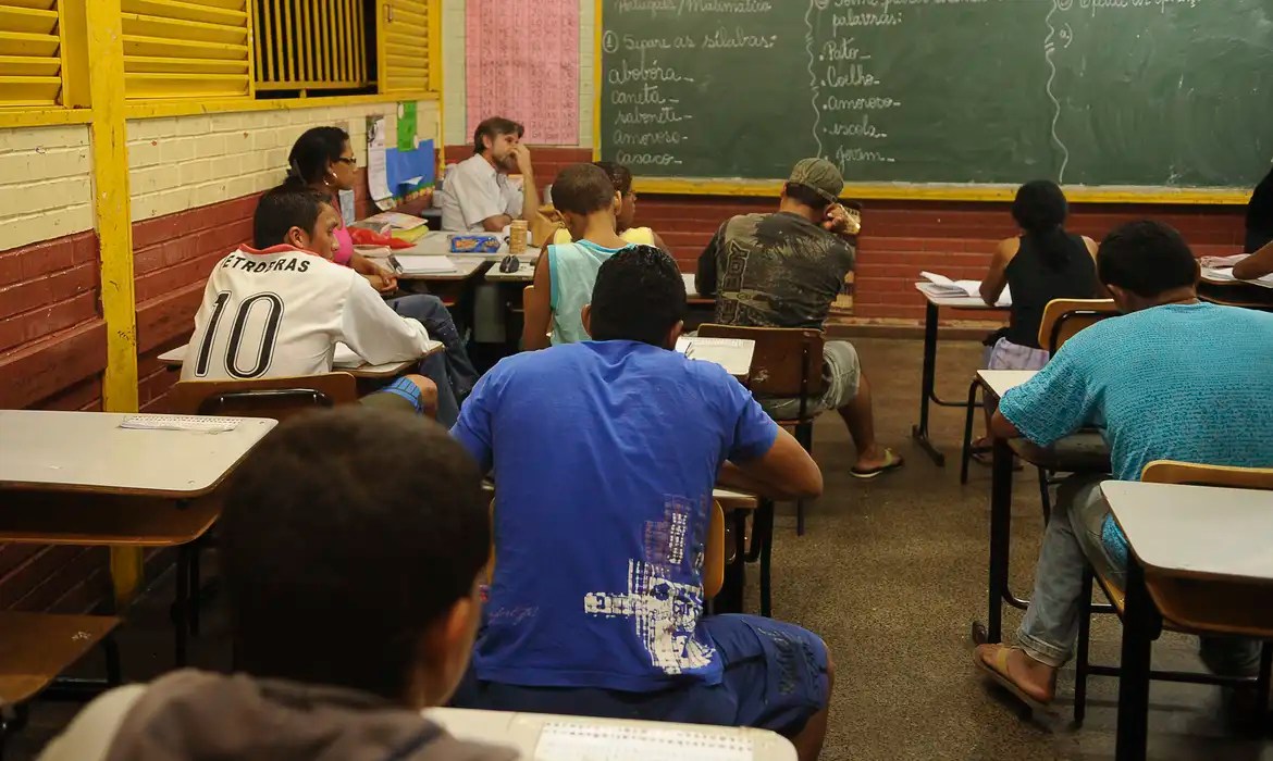 No ensino médio, o Ideb evoluiu de forma muito tímida ao longo das duas últimas décadas