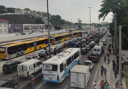 Reação de criminosos a operação da Polícia Militar levou caos à Avenida Brasil, uma das principais vias expressas do Rio