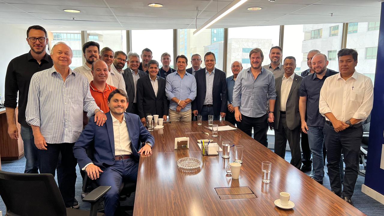 Elmar Nascimento teve reunião com a cúpula do União Brasil e deputados do partido sobre a sucessão na Câmara
