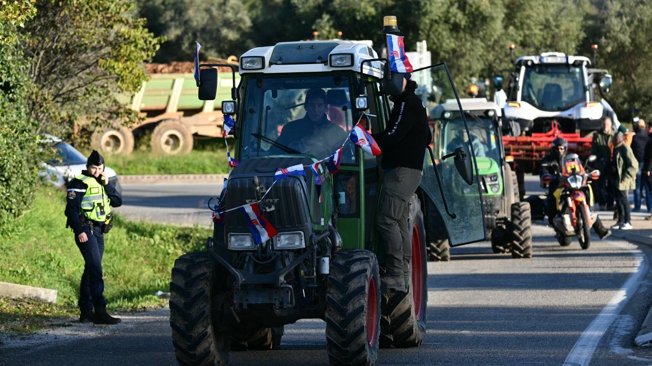 Agricultores franceses protestam em seus tratores contra acordo comercial proposto entre a UE e o Mercosul em Le Cannet-des-Maures, no sul da França. 18/11/2024