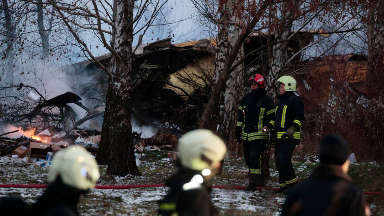 Produtos pegam fogo após a queda de um avião de carga perto do Aeroporto Internacional de Vilnius, capital da Lituânia. 25/11/2024