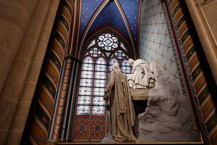 Estátua no interior da catedral de Notre-Dame de Paris reformada após incêndio em 2019. 29/11/2024 Estátua no interior da catedral de Notre-Dame de Paris reformada após incêndio em 2019. 29/11/2024