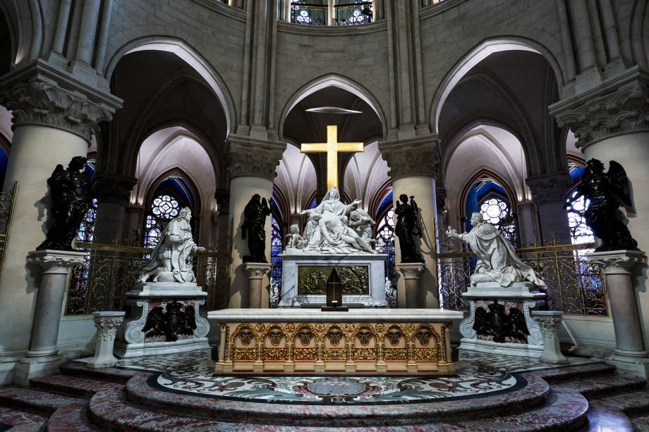 Altar no interior da catedral de Notre-Dame de Paris reformado após incêndio em 2019. 29/11/2024 Altar no interior da catedral de Notre-Dame de Paris reformado após incêndio em 2019. 29/11/2024