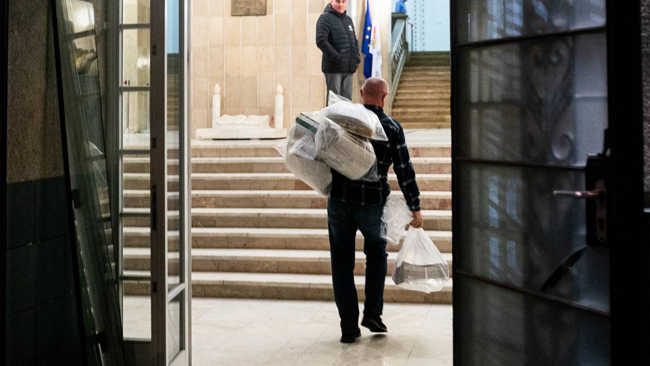 Um homem carrega sacolas de cédulas para a recontagem no Bureau Eleitoral do condado de Timis, em Timisoara, Romênia. 29/11/2024.