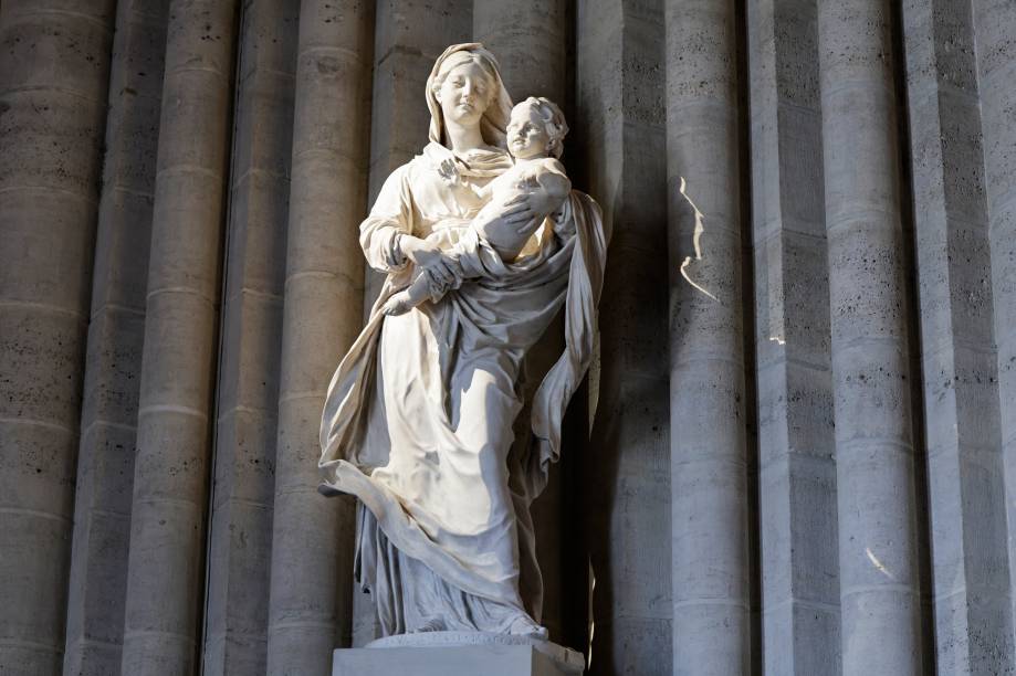 Estátua no interior da catedral de Notre-Dame de Paris reformada após incêndio em 2019. 29/11/2024 Estátua no interior da catedral de Notre-Dame de Paris reformada após incêndio em 2019. 29/11/2024
