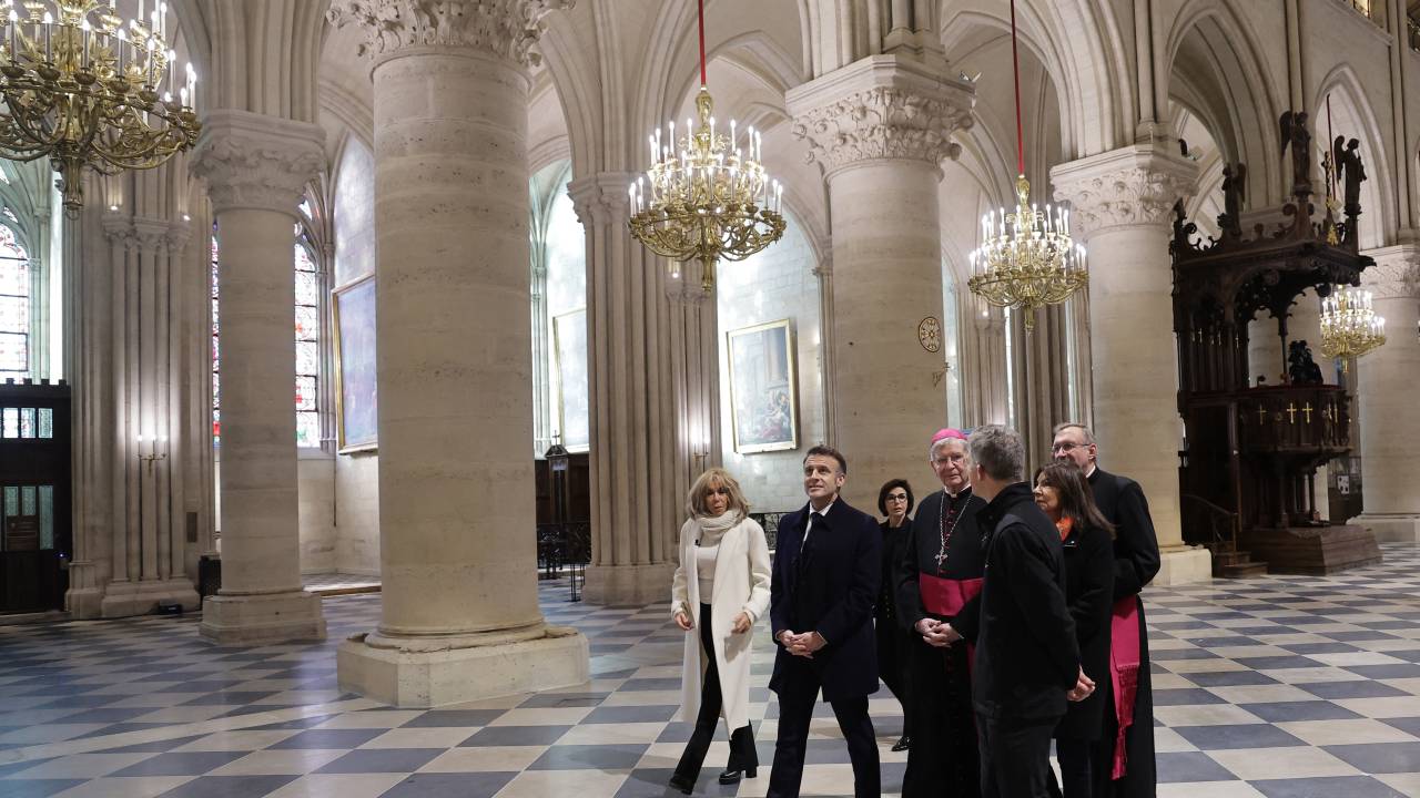 O presidente francês Emmanuel Macron visita a catedral de Notre-Dame de Paris reformada oito dias antes de sua reabertura oficial. 29/11/2024