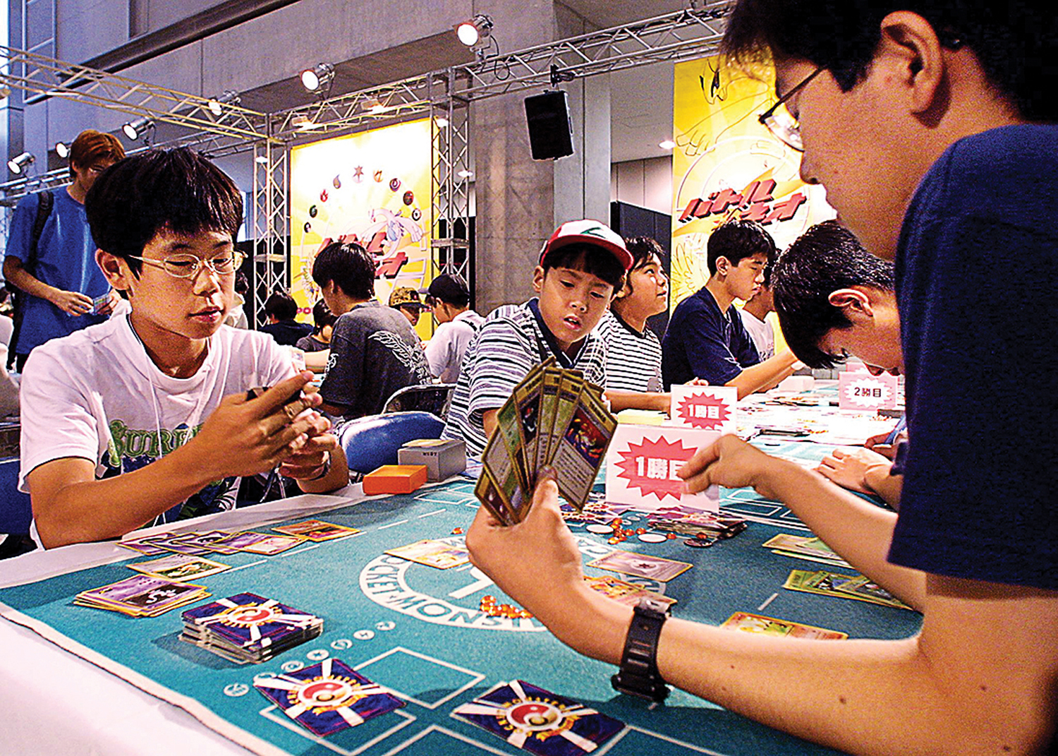 NOSTALGIA -&ensp;O jogo de cartas colecion&aacute;veis original: popular desde o lan&ccedil;amento, em 1996, no Jap&atilde;o