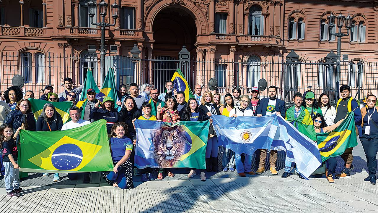 TURISMO FORÇADO - Turma de “patriotas” em frente à Casa Rosada: pedido de asilo e sonho por anistia
