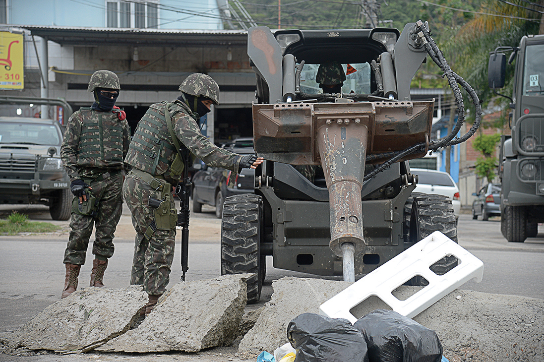 OPERA&Ccedil;&Atilde;O DESMONTE -&ensp;Agentes retiram barreiras: jogo de gato e rato