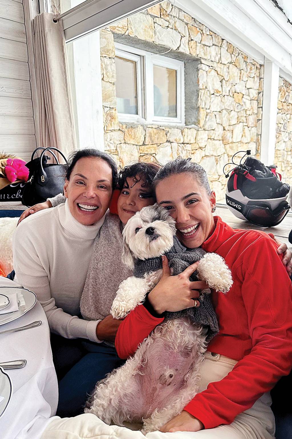 https://www.instagram.com/carolinaferraz/ O OLHAR MUDOU - A atriz Carolina Ferraz,
56, ao lado das filhas, Isabel, 9, e Valentina, 29, diz que hoje é uma mãe muito diferente daquela de duas décadas atrás. “A maturidade me fez ser mais presente”, conta