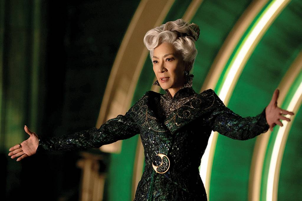 2—MV5BMWRiYWM1ZjQtOTkwMi00NGYyLTk3MmEtMGNmYjBmN2Q5MzY0XkEyXkFqcGc@._V1_ PODER - Michelle Yeoh: professora de magia num mundo onde ela perdeu força