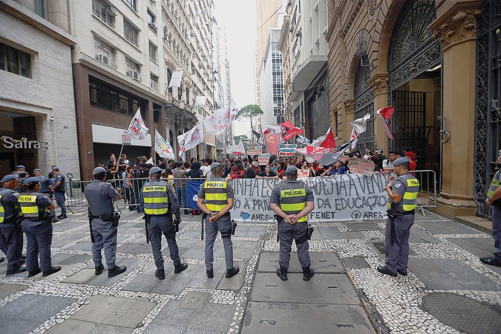 2–_pin8342_0.jpeg CONFUSÃO - Protesto contra o leilão: ofensiva na rua e no Judiciário