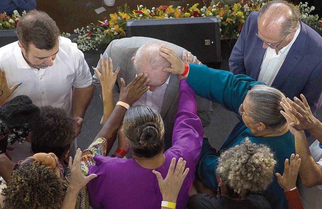 21694849-high.jpeg CULTO NO PLANALTO - Lula e os evangélicos: a fé sequestrada pela política