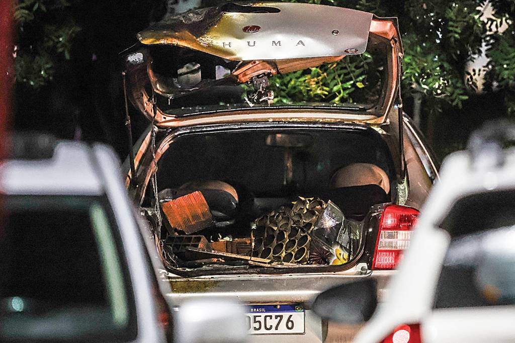 28278404-high.jpeg CARRO-BOMBA - A explosão perto do Congresso: sem maiores danos