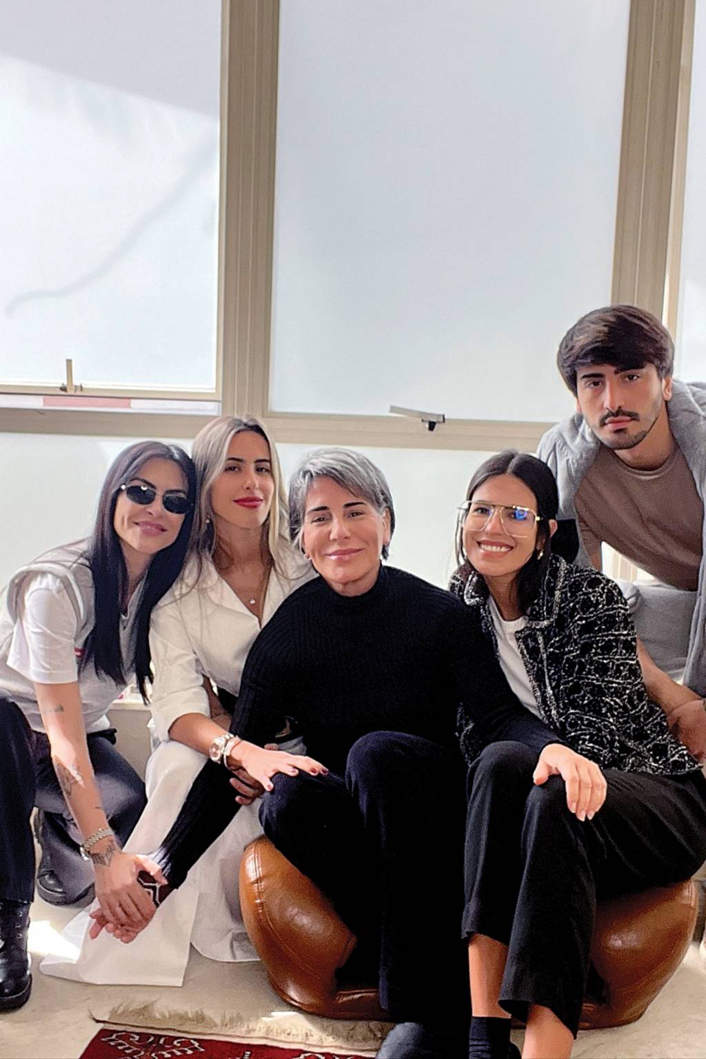 https://www.instagram.com/gpiresoficial A GRANDE FAMÍLIA - Gloria Pires, 61, e sua prole
de idades variadas: Cleo, 42, Ana, 24, Anttónia, 32, e Bento, 20 (da esq. para a dir.). A primogênita, a única de Fábio Jr., é como uma segunda mãe para os irmãos -