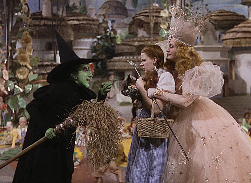 3—MV5BMGM1MjIzMDAtOTQ1MS00MzAzLTg2ZTYtYmVhNmI4NDI2YjAzXkEyXkFqcGc@._V1_ CLÁSSICO - O filme de 1939: estrelado pela jovem prodígio Judy Garland