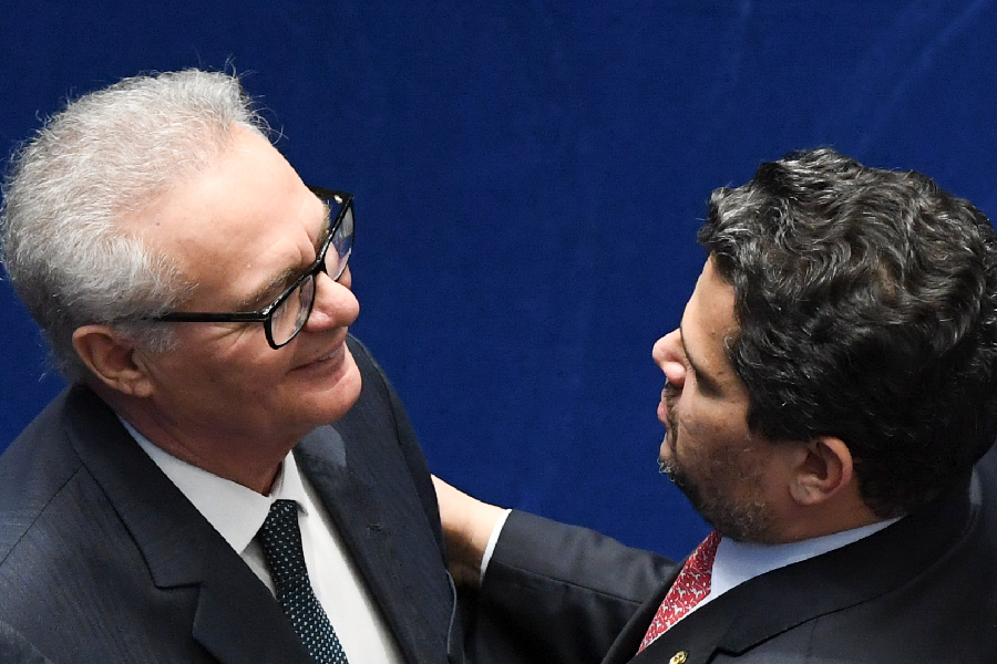 Renan Calheiros e Davi Alcolumbre conversam no plenário do Senado
