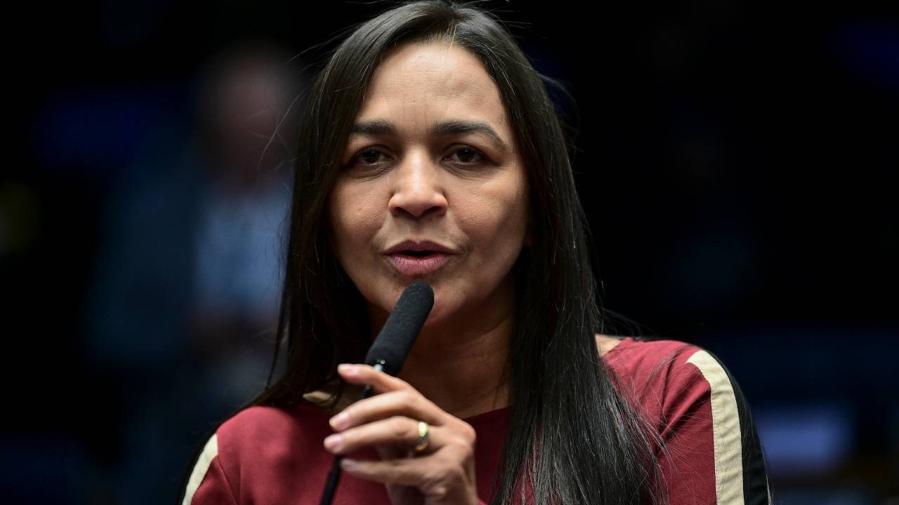 A senadora Eliziane Gama quer enfrentar Davi Alcolumbre com uma aliança governista