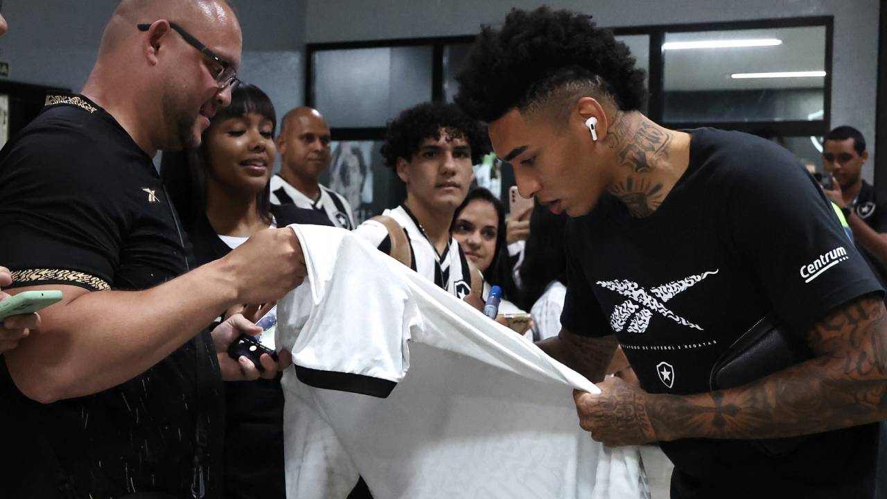 Igor Jesus, atacante do Botafogo, autografa camisa de torcedor
