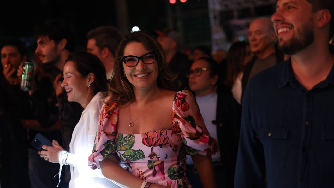 Rio de Janeiro (RJ) 14/11/2024 – A primeira-dama do Brasil, Janja Lula da Silva, curte o show de Mateus Aleluia no Festival Aliança Global Contra a Fome e a Pobreza, na Praça Mauá, durante o G20 Social. Fernando Frazão/Agência Brasil