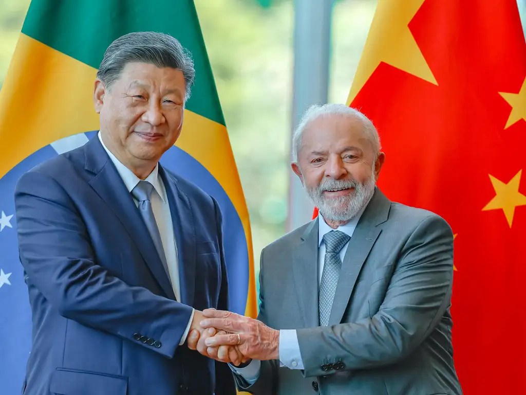 Em meio ao tarifaço dos EUA, Lula conversa com Xi Jinping