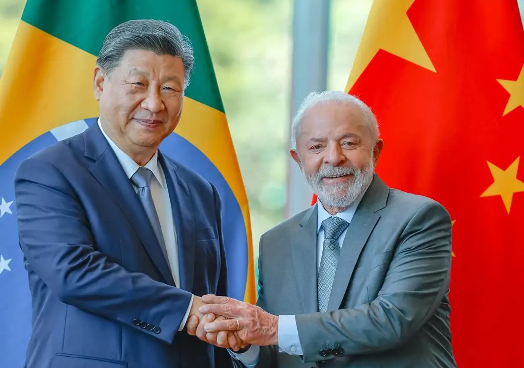 residente da República, Luiz Inácio Lula da Silva, durante reunião com o Presidente da República Popular da China, Xi Jinping, no Palácio da Alvorada. Brasília