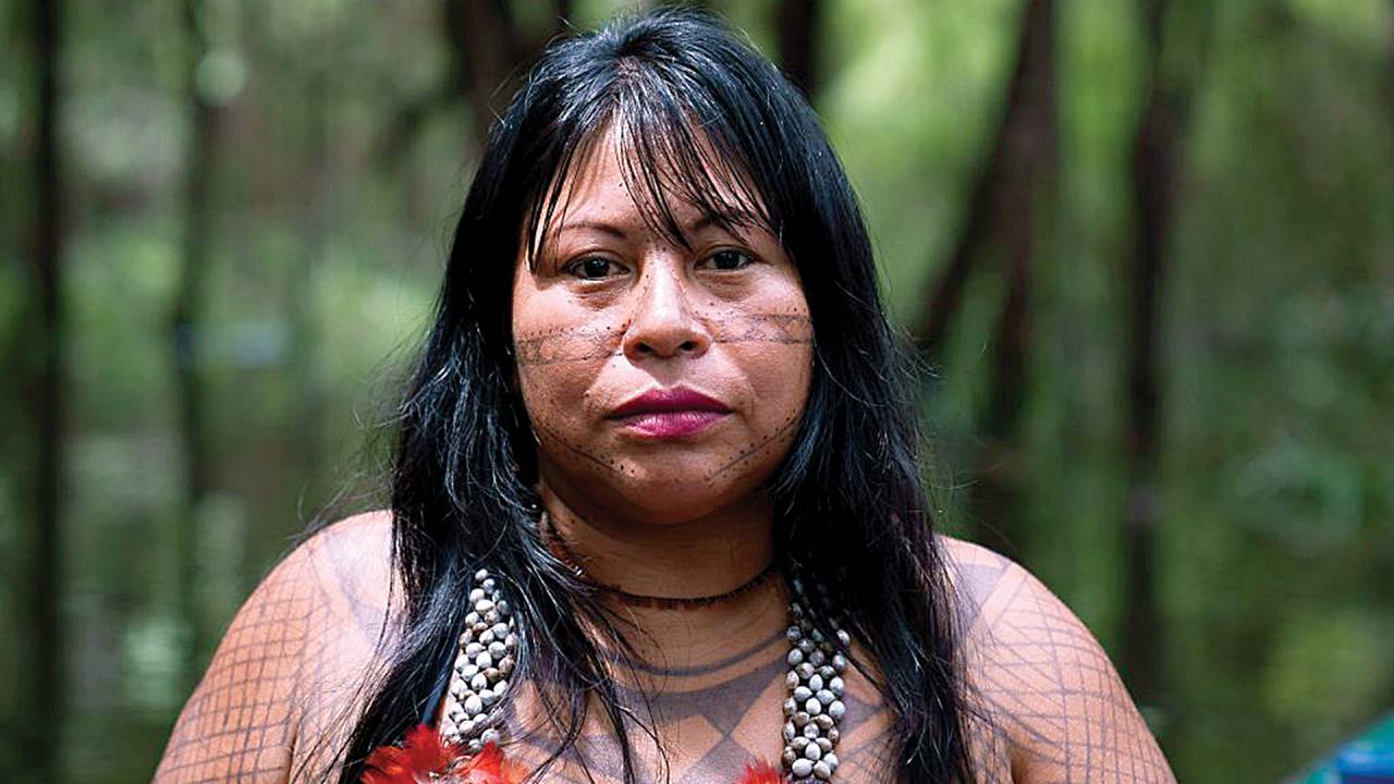 NA LUTA - Vestida para entrar em ação: ela corre o mundo para deter a exploração da Amazônia e defender os direitos de seu povo