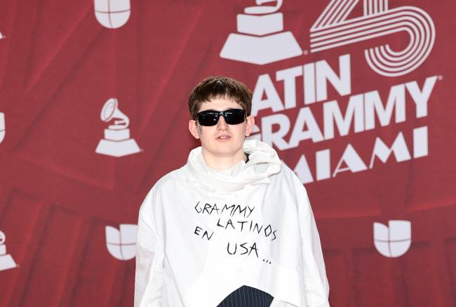 Rapper Dillom Rapper Argentino Dillom faz protesto no Grammy Latino