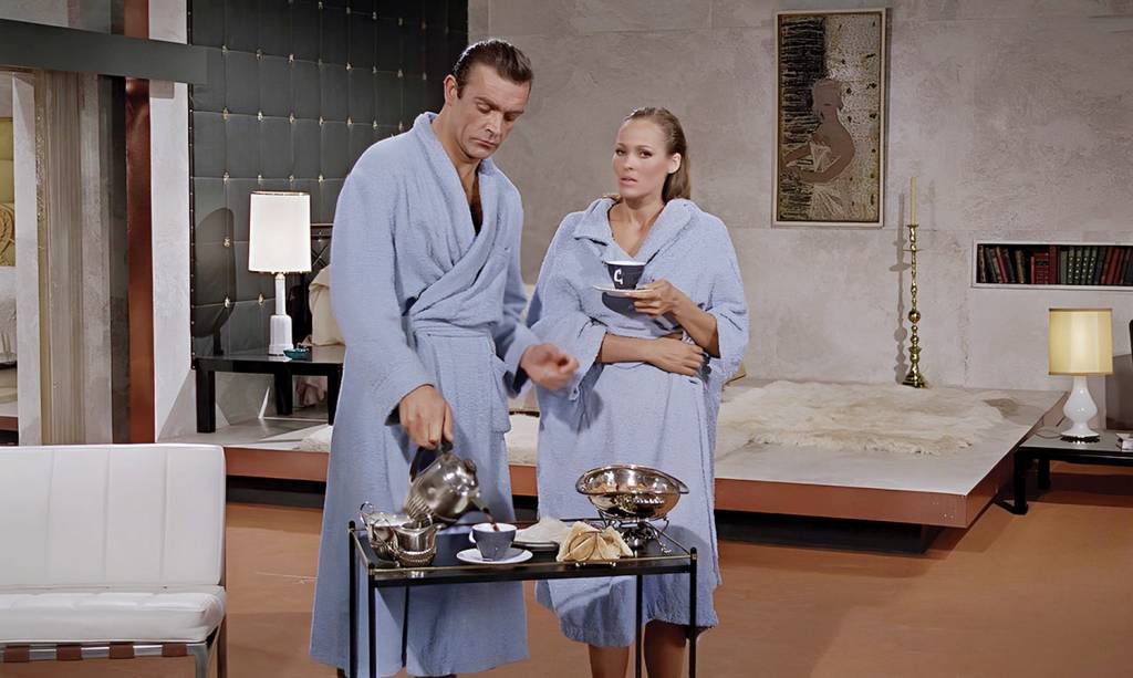 Dr.No.1962_Ti_09936_R1385 BOND, JAMES BOND - Charme: o 007 de Sean Connery ao lado de Ursula Andress em Dr. No, de 1962
