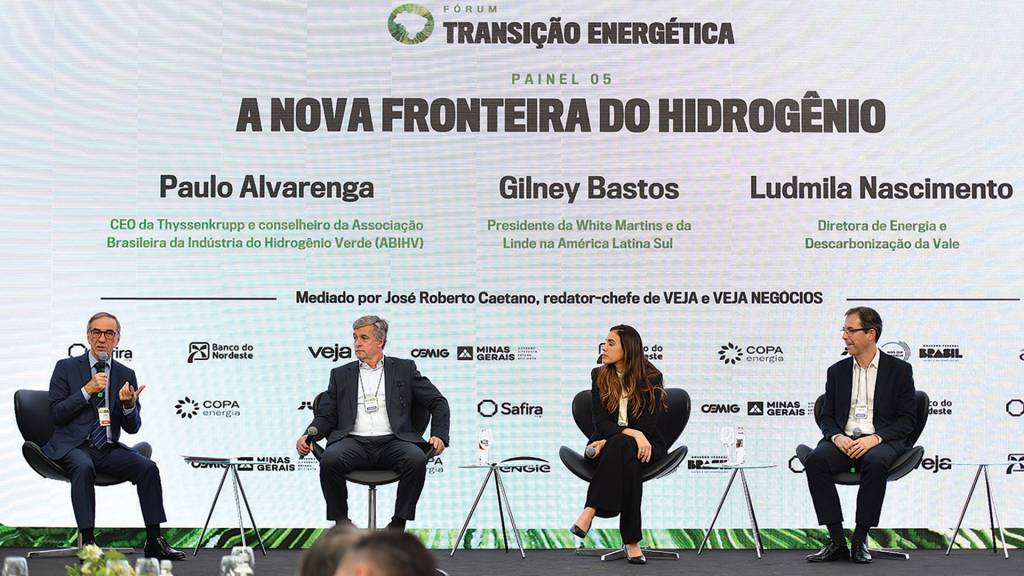 FLA_2518 EM ALTA - Debate entre (a partir da dir.) Alvarenga, da thyssenkrupp, Ludmila Nascimento, da Vale, e Bastos, da White Martins. Mediação: Caetano, de VEJA