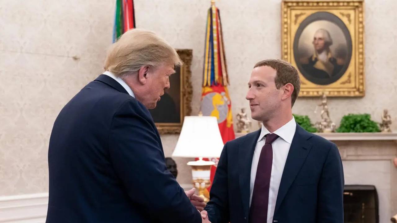 O presidente eleito dos EUA, Donald Trump, recebe o dono da Meta, Mark Zuckerberg. -