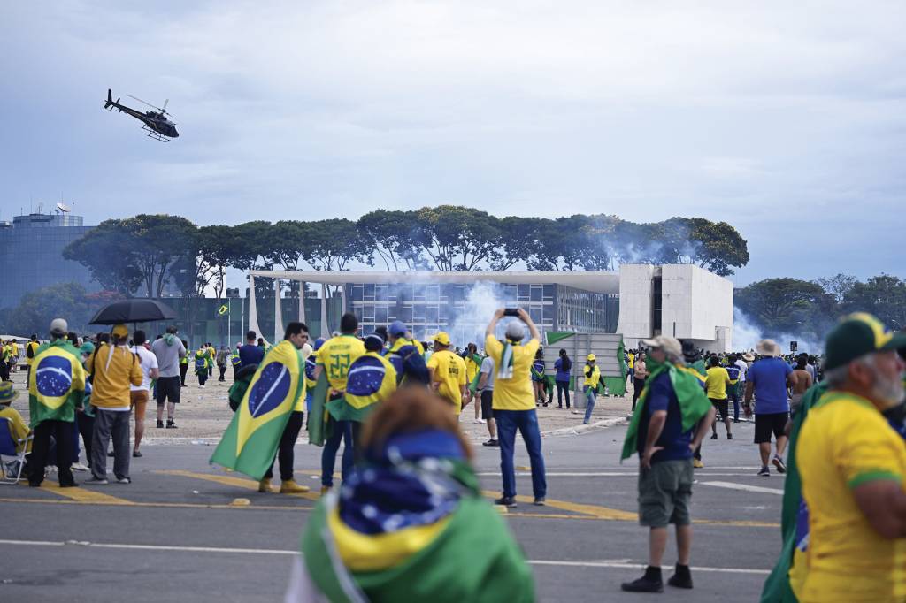 Supporters of former Brazilian President Jair Bolsonaro storm Congress building ATENTADO - 8 de Janeiro: radicalismo resultou na invasão e depredação criminosa na Praça dos Três Poderes