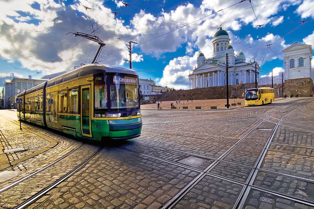 Helsinki Arctic Trams Crosses Senate Square In Front Of Cathedral FAZ-SE O SILÊNCIO Bonde elétrico: adeus ao barulho dos motores em ação -
