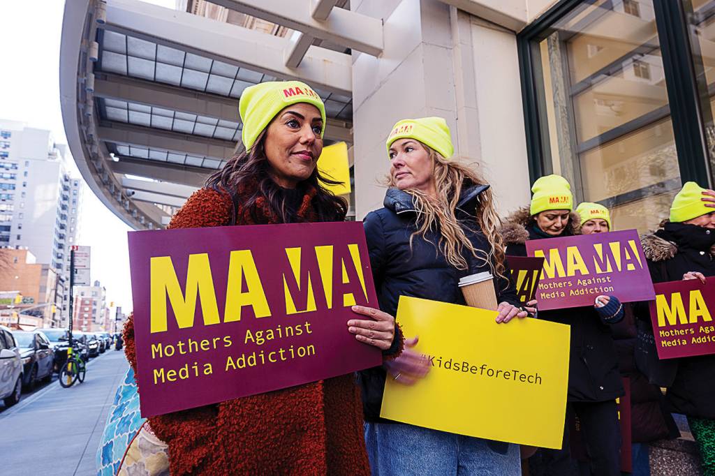 Mothers Against Media Addiction Group Demonstrates Outside Facebook’s Parent Company Meta’s New York Office RECADO - Mães na sede da Meta em NY: proteção a crianças