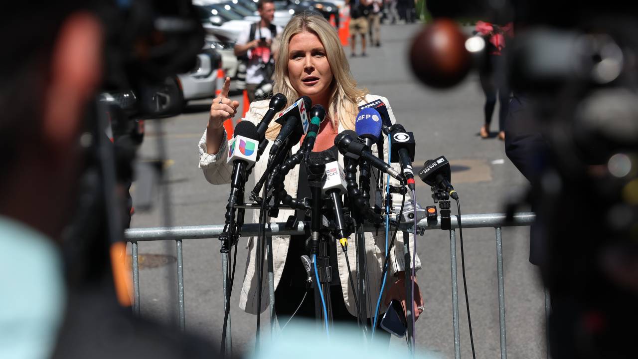 Karoline Leavitt é escolhida por Trump como secretária de imprensa da Casa Branca