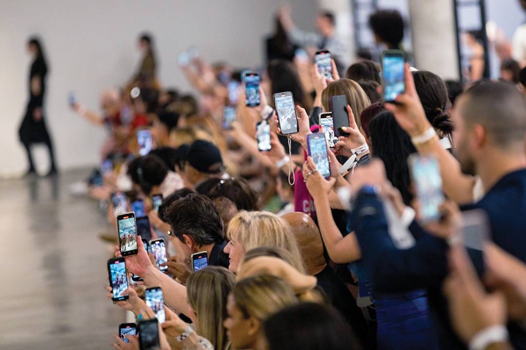 Sao Paulo Fashion Week + N58 FEBRE - SP Fashion Week: país tem 230 milhões de perfis no TikTok e no Instagram