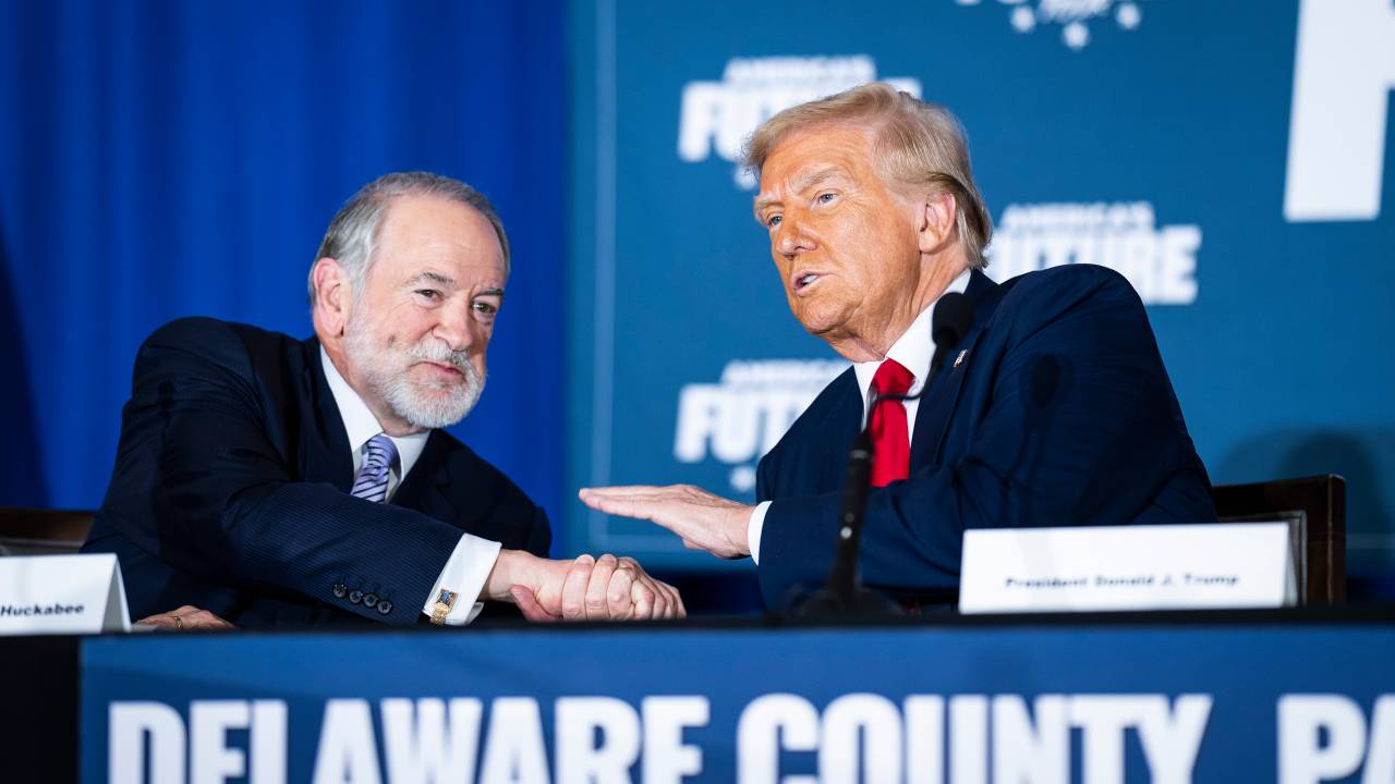 Mike Huckabee ao lado de Donald Trump, então candidato presidencial republicano, durante evento em Drexel Hill, na Pensilvânia. 29/10/2024