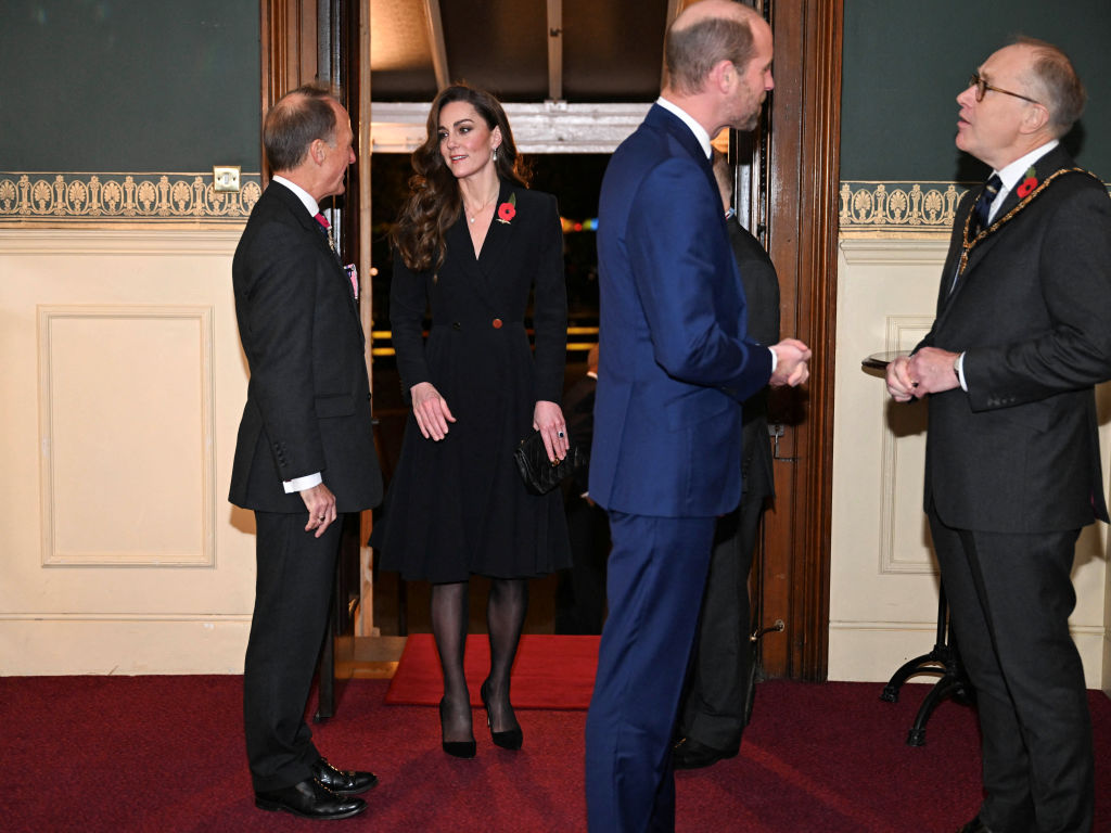 The King And Members Of The Royal Family Attend Festival Of Remembrance Princesa de Gales: vestido preto midi, bolsa Chanel, broche de papoula e joias históricas que pertenceram à Lady Diana