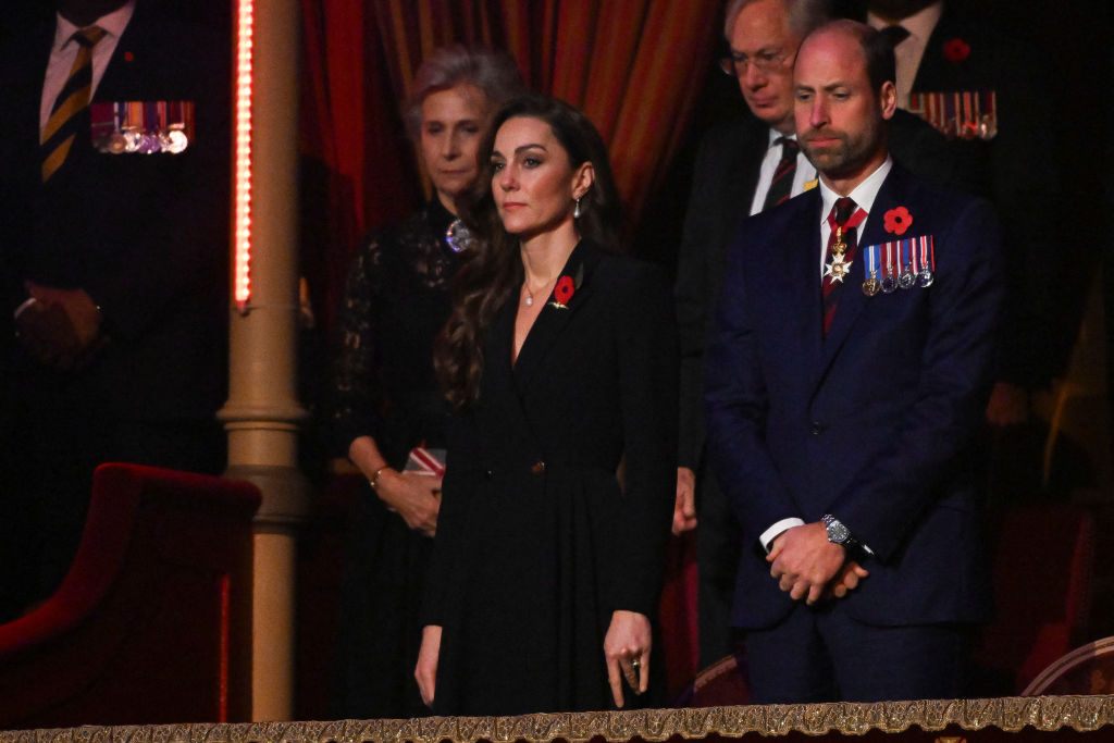 Kate Middleton: preto e joias históricas em primeira cerimônia real pós quimioterapia
