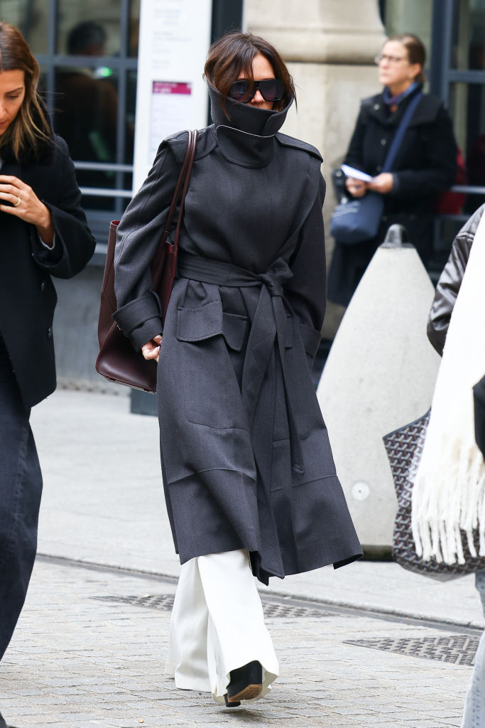 Celebrity Sightings In Paris – November 13th, 2024 Victoria Beckham: protegida do frio e das pessoas, mas altamente reconhecível