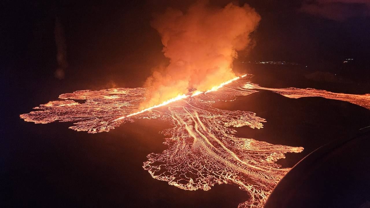 Uma vista da erupção fora da cidade de Grindavik, na Islândia. 21/11/2024