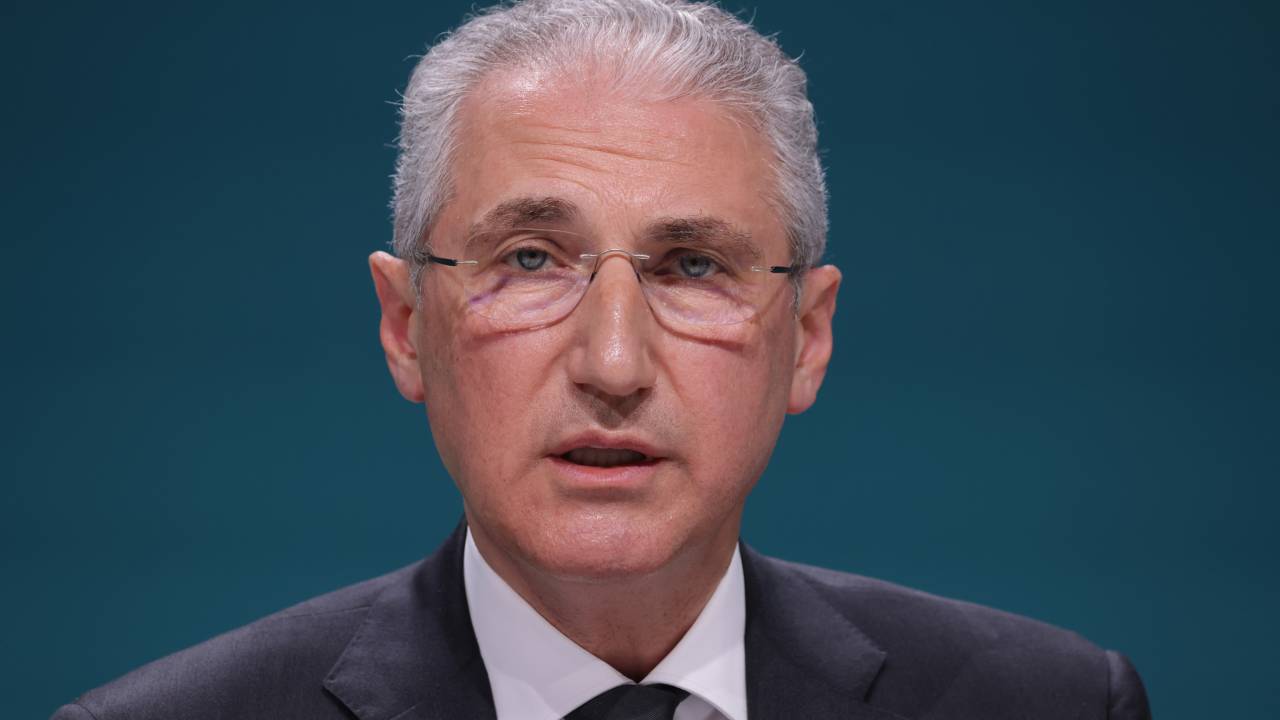 O presidente da COP29, Mukhtar Babayev, fala à imprensa no sétimo dia da Conferência do Clima COP29, em Baku, no Azerbaijão. 18/11/2024