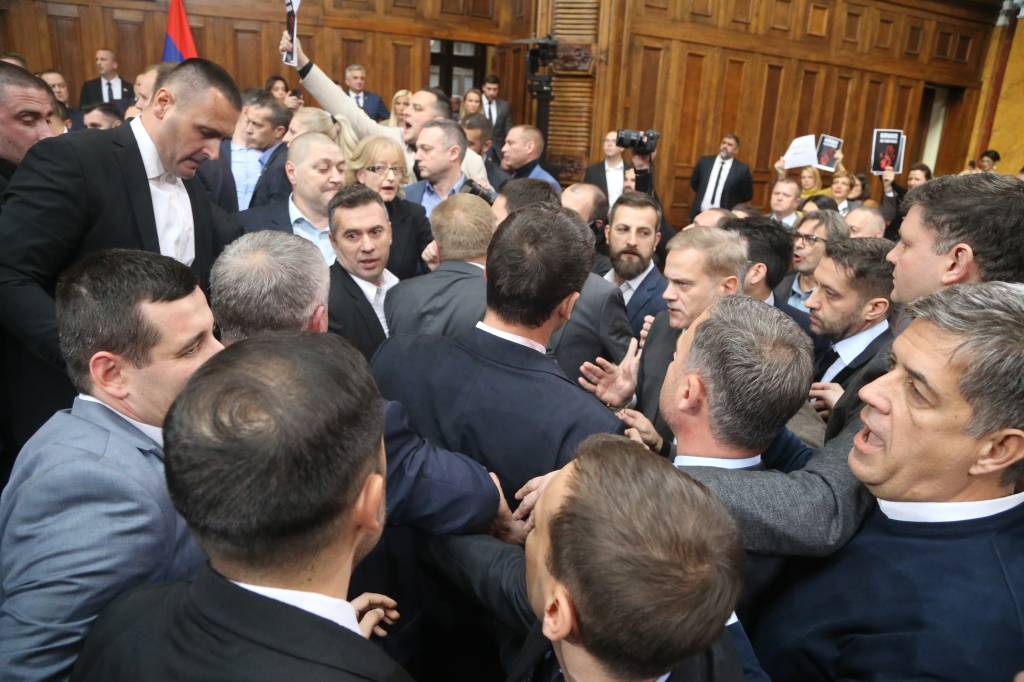 Sessão no parlamento da Sérvia termina em briga generalizada